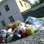 У порога офиса УК «ЖКХ-Серов» растет свалка бытового мусора