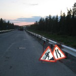 Участок дороги, где шел ремонт, был обозначен предупреждающими знаками.