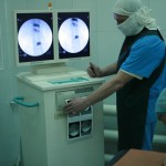 По завершении операции врачи распечатали рентгеновский снимок "обновленного" позвоночника пациентки. Фото Дмитрия Скрябина.