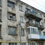 Разбитые окна, протекающие трубы, обшарпанные дома - все это общаги на Белореченской. Фото Катерины Быковой.