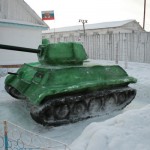Заключенный из Сосьвы смастерил из снега танк  