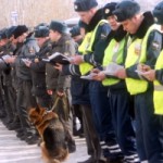 Задания на праздничные дни полицейские Серова получили во время общего строевого смотра