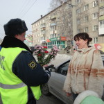Инспекторы в Серове дарили женщинам цветы