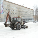 Снег в Серове убирают прежде всего там, где ходит много людей.. Фото Татьяны Дерибасовой,  газета "Глобус.