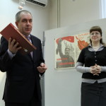 Михаил Кынкурогов подарил музею книгу "Наш уральский добровольческий", которая вышла в свет недавно и издана небольшим тиражом. Фото Влада Бурнашева.
