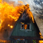 В микрорайоне Вятчино на окраине Серова полыхает большой пожар