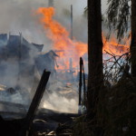 Пожар в Красноярке уничтожил дом, в котором жила женщина с тремя детьми