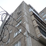 Вот такое «макраме» из газовой трубы и проводов украсило дом на улице Заславского. 
Фото: Антон Муханов, «Глобус»