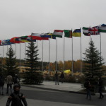 Обещали приезд более 150 стран, флагов было раза в три меньше. Фото: Дмитрий Бобылев.