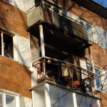 Взрыв был на столько мощным, что взрывной волной вынесло стекала в подъезде, а балкон квартиры раскурочило до неузнаваемости. Фото: Константин Бобылев, газета "Глобус".