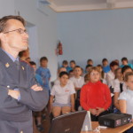 Беседы со школьниками сопровождались показом фильмов и презентаций. Фото: Константин Бобылев, газета "Глобус".