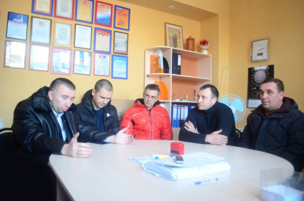 За столом в редакции собрались представители шести похоронных агентств Серова. Фото: Антон Муханов, газета "Глобус". 
