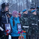 Школьники держали портреты героев Отечества. Фото: Екатерина Баязитова, "Глобус"