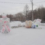 Снежный городок в Серове портят погода и горожане