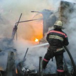 В поселке Черноярка, что под Серовом, сгорел четырехквартирный муниципальный жилой дом