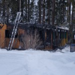 Дом выгорел почти целиком, пожарные не могут назвать даже предварительные причины возгорания. Фото: Константин Бобылев, "Глобус".