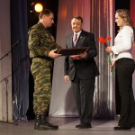 Заместитель председателя областного ЗакСобрания Анатолий Сухов награждает Виктора Ильина из Североуральска