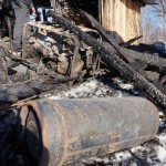По предварительной версии, причиной пожара мог стать газогениратор, который питал электричеством сгоревший дом. Фото: Константин Бобылев, "Глобус".