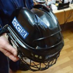 По словам 10-летнего Макара, прореха в шлеме появилась после того, как тренер ударил по нему клюшкой. Фото: Константин Бобылев, "Глобус"