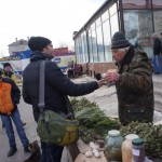 На рынке у «Родины» он спрашивал о санкциях против России, а ему с улыбкой предлагали скидку на продукты. Фото: Татьяна Шарафиева
