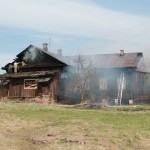 В доме четыре подъезда, от огня пострадали все квартиры строения. Фото: Константин Бобылев, "Глобус",