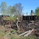 Надворные постройки сгорели полностью, у дома пострадали только кровля и стены. Фото: Константин Бобылев, "Глобус".