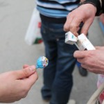 На акцию "Сигареты на конфеты" отозвались немногие. Фото: Константин Бобылев, "Глобус".
