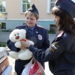 Этого плюшевого медведя получил мальчик Женя. Все фото: полиция Серова.