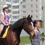 Горожане с удовольствием катались на лошадках. Фото: Константин Бобылев, "Глобус".