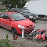 Столкнувшись со скутером, автомобиль "потерял" номер. Фото: ГИБДД Серова.