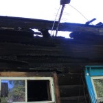 Жильцы погоревшей квартиры утверждаю, что они не виновны в произошедшем. А пожар начался с крыши. Фото: Константин Бобылев, "Глобус".