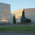 Памятник Ленину оригинальный:  Ленин по колено закован в камне