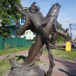 Статуя Сени Малины, который оседлал налима  – герой сказки поморского сказочника Писахова