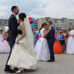 Танец молодых на центральной площади города. Фото: Константин Бобылев, "Глобус".