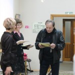 Все художники, чьи работы были выставлены в зале были награждены призами от администрации. На фото Леонид Мозырев. Фото: Константин Бобылев, "Глобус".