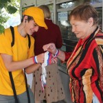 Жители города были рады получить небольшой сувенир. Фото: Константин Бобылев, "Глобус".