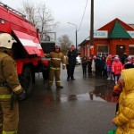 После проведения эвакуации, сотрудники пожарной части показали ученикам начальной школы свое оборудование. Фото: Константин Бобылев, "Глобус".