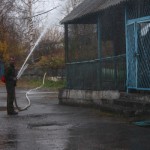 При утечке аммиака важно организовать водяную завесу, которая не даст распространяться газу. Фото: Константин Бобылев, "Глобус".