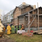 Перед началом работ по установке куполов, был отслужен молебен. Фото: Константин Бобылев, "Глобус".