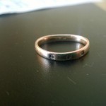 Это кольцо принадлежит супругу Яны Камарутдиновой. Украденое, было точной копией. Фото: предоставлено Яной Камарутдиновой.