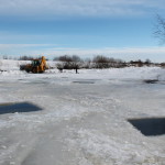 Ведется расчистка льда  от снега ниже по течению реки. Фото: Константин Бобылев, "Глобус".