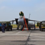 Заправка МиГ-31. Слева заправка кислородом (заправщик в белом халате), справа заправка авиакеросином.