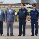 Официальные лица. Второй слева Герой РФ Сергей Богдан. Испытывает новейший истребитель Т-50.