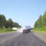На дороге Серов - Краснотурьинск у грузовика взорвалось колесо. Видеорегистратор