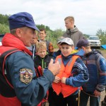 Перед тем как сесть в лодку, все дети прослушали небольшую лекцию по правилам поведения на воде. Фото: Константин Бобылев, "Глобус"