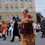 Торжественное шествие в честь Дня города Серова в этом году прошло под знаком Года литературы.