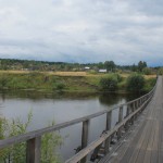 Чтобы попасть в поселок, нужно перейти реку Сосьва по подвесному мосту. Фото: Константин Бобылев. "Глобус"