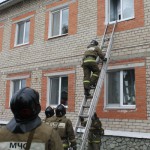 Пострадавшего со второго этажа здания вызволяли сотрудники 56 пожарной части. Фото: Константин Бобылев, "Глобус".