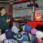 Ребята с любопытством слушали рассказ сотрудников пожарной части и активно задавали вопросы. Фото: Константин Бобылев, "Глобус".
