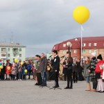 Огромный желтый шар передавали по кругу. Фото: Константин Бобылев. "Глобус".